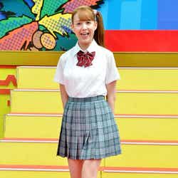 制服姿でキュートに登場したトリンドル玲奈