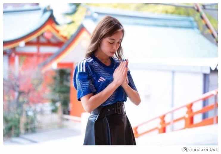 W杯中継で話題の美女サポーターSHONO、スペイン戦のため必勝祈願「本物の勝利の女神だ」「美しすぎる」の声