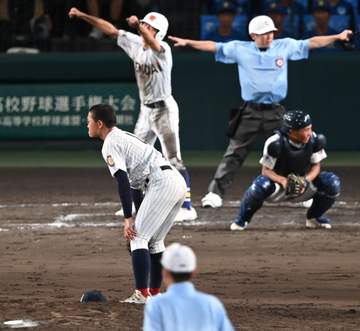 初出場有明はサヨナラ負けで涙の8強敗退 エース斉藤が魂の熱投もタイブレーク10回に力尽きる 最後はビデオ検証で決着 それでも地震被災の故郷熊本に勇気届けた快進撃 甲子園に温かい拍手降り注ぐ