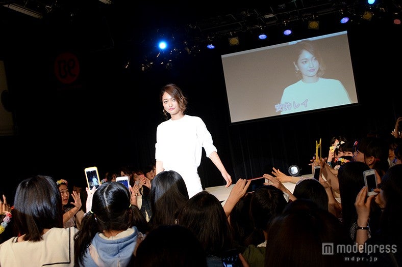 堂々ランウェイで魅せる安井レイ