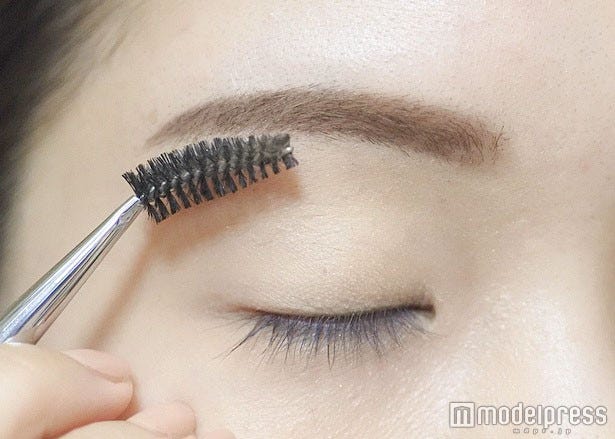 仕上げにスクリューブラシで毛流れを整える/写真・MAKO(C)モデルプレス