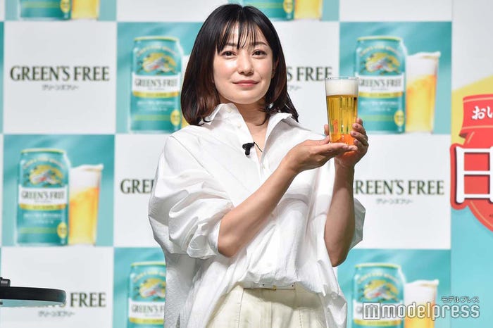 新商品を手に持つ菅野美穂 (C)モデルプレス