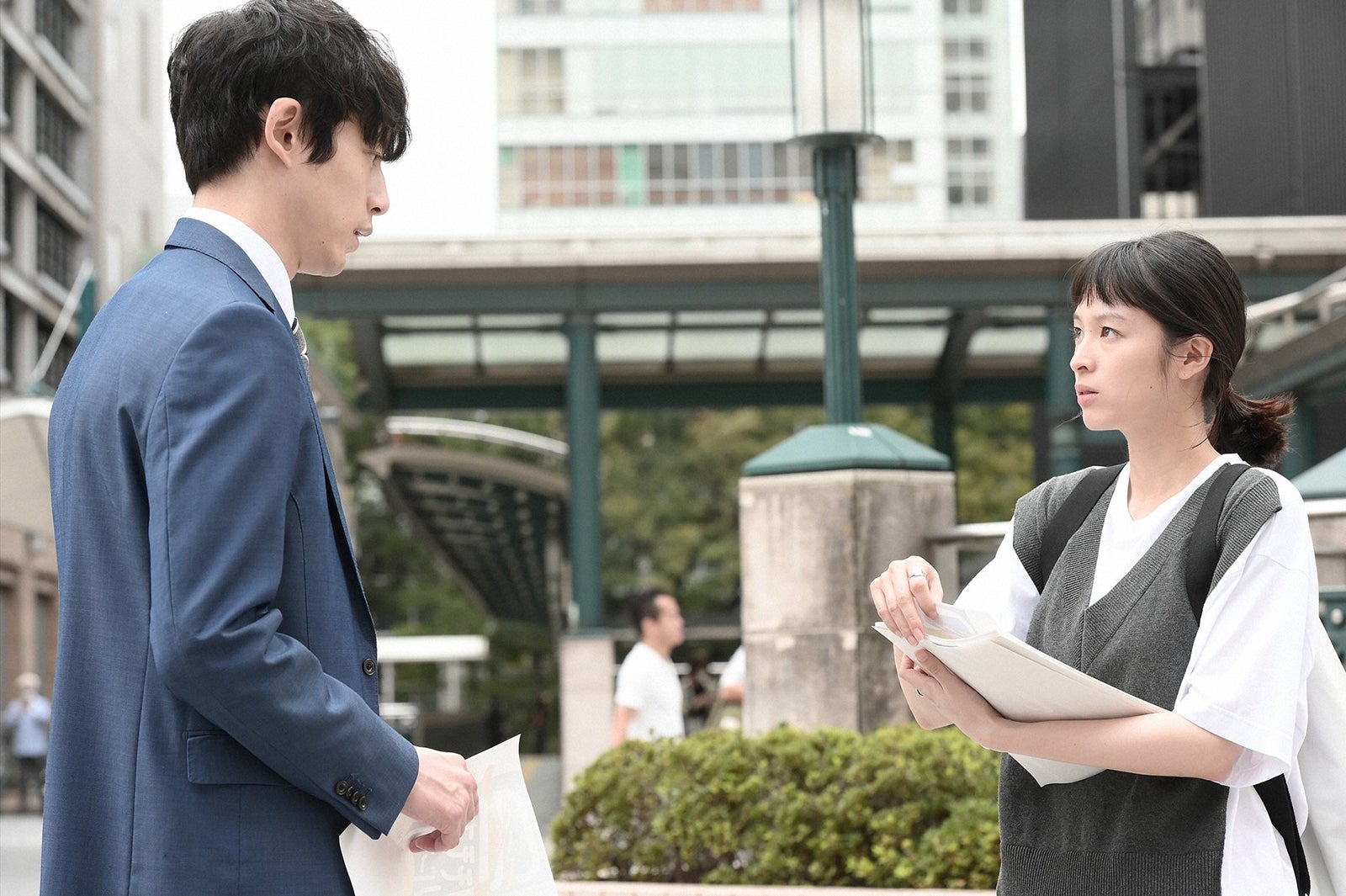 坂口健太郎、清野菜名／「婚姻届に判を捺しただけですが」第2話より（C）TBS