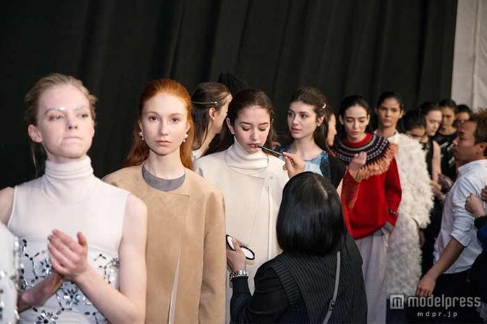 バックステージ