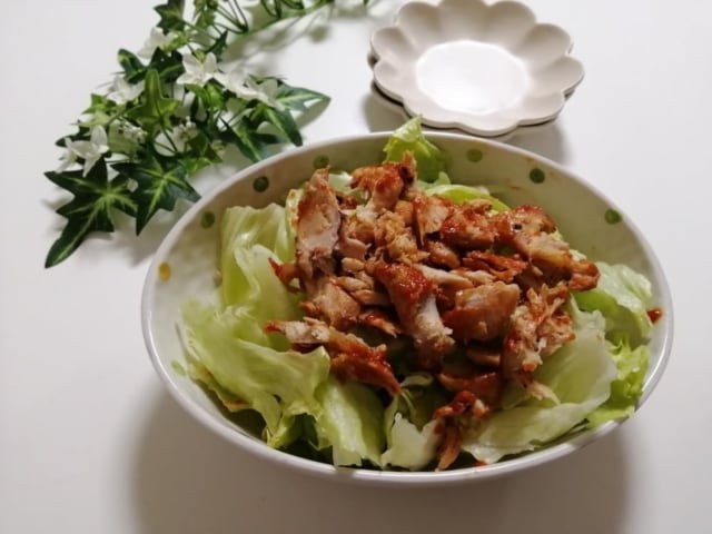 業務スーパーピリピリチキンのサラダ