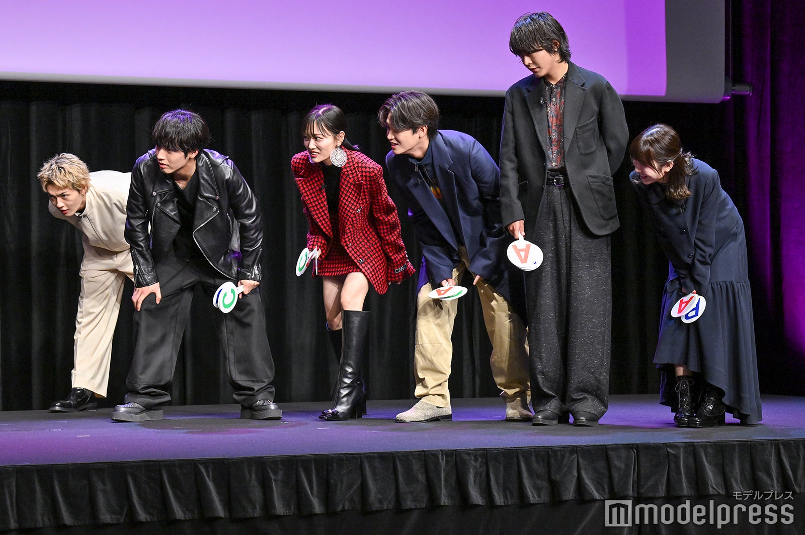 （左から）佐野勇斗、赤楚衛二、山下美月、西垣匠、倉悠貴、浜辺美波（C）モデルプレス