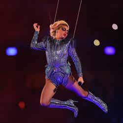 レディー・ガガ、レオタード姿で空から降臨 「スーパーボウル」ハーフタイムショー（写真：Getty Images）