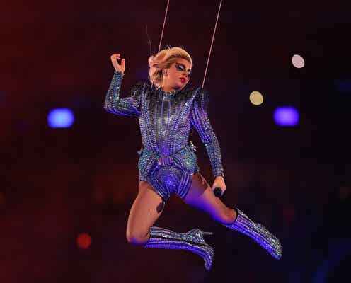 レディー・ガガ、レオタード姿で空から降臨 「スーパーボウル」ハーフタイムショー 衣装は「アトリエ・ヴェルサーチ」