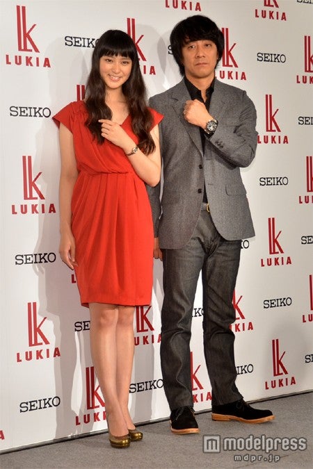 初共演となった武井咲（左）と山崎まさよし（右）