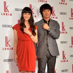 初共演となった武井咲(左)と山崎まさよし(右)