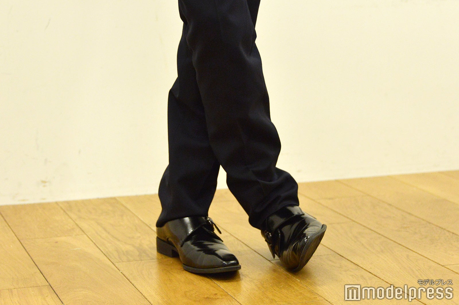 田中圭の脚＆靴（C）モデルプレス