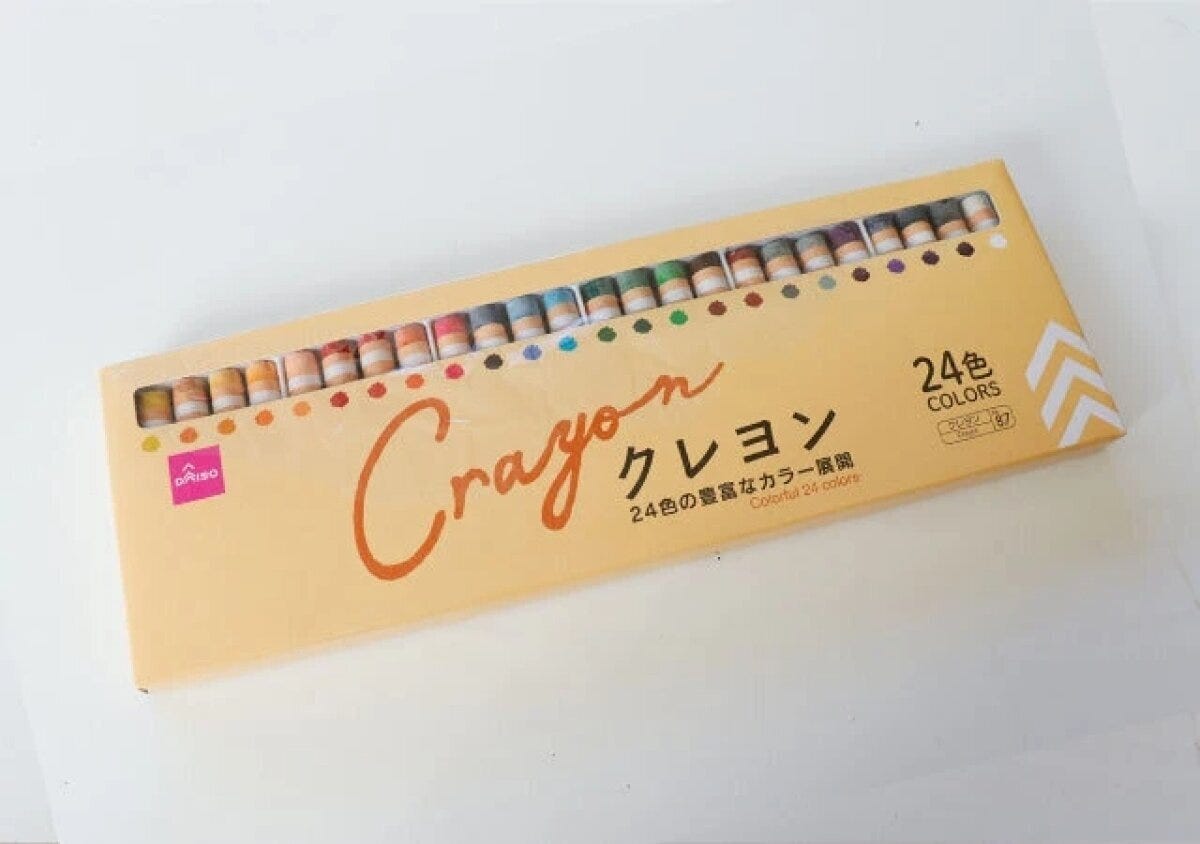 ダイソーのクレヨン24色入りパッケージを斜めから ダイソーのクレヨン24色入りパッケージを斜めから