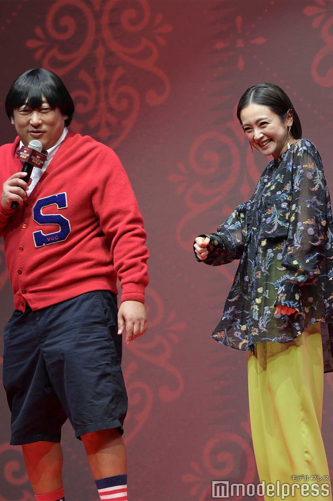 上杉みちくん（秋山竜次）と安達祐実 （C）モデルプレス