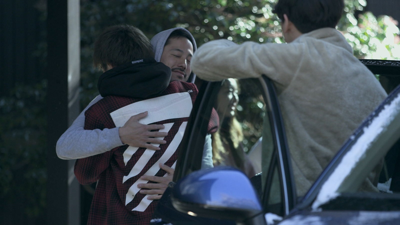 卒業する雄大とみずきを見送るメンバー「TERRACE HOUSE OPENING NEW DOORS」9th WEEK（C）フジテレビ／イースト・エンタテインメント