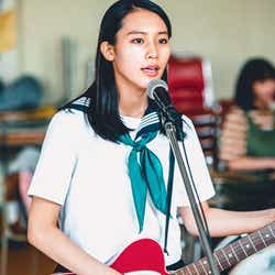 モデルプレス - 南沙良、工藤遥・田中芽衣・こばしり。とバンドパフォーマンス