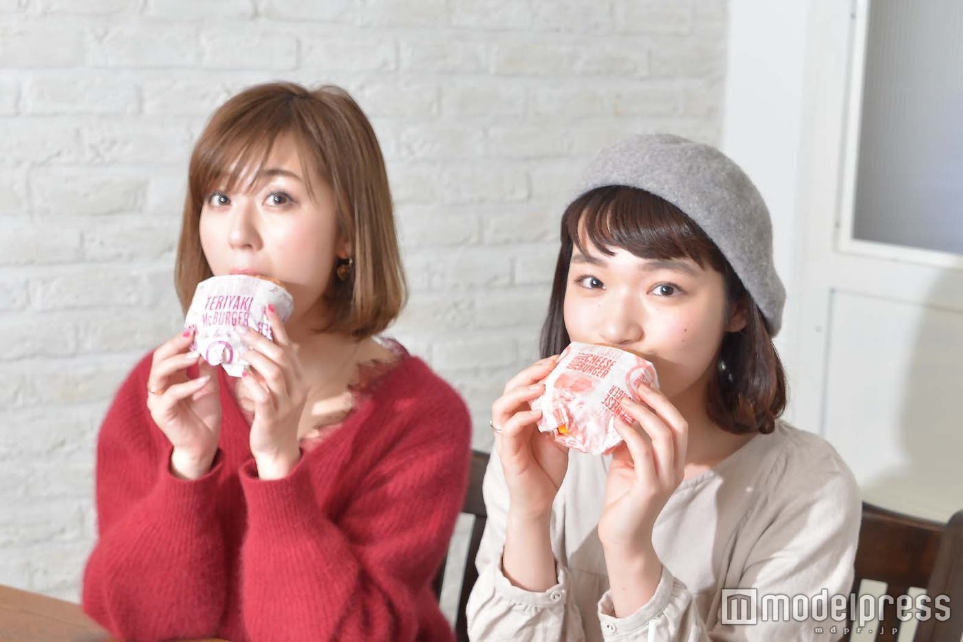 美味しいものを食べて笑顔に(C)モデルプレス