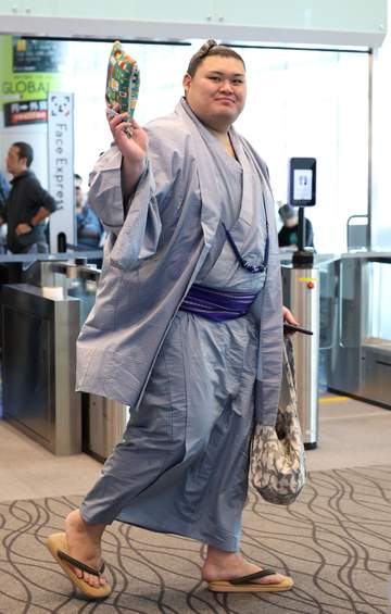 羽田空港に横綱大の里ら力士集結！第2陣パリに出発 横綱はファーストクラス パリ到着の一山本はギャルピ笑顔で疲れも見せず