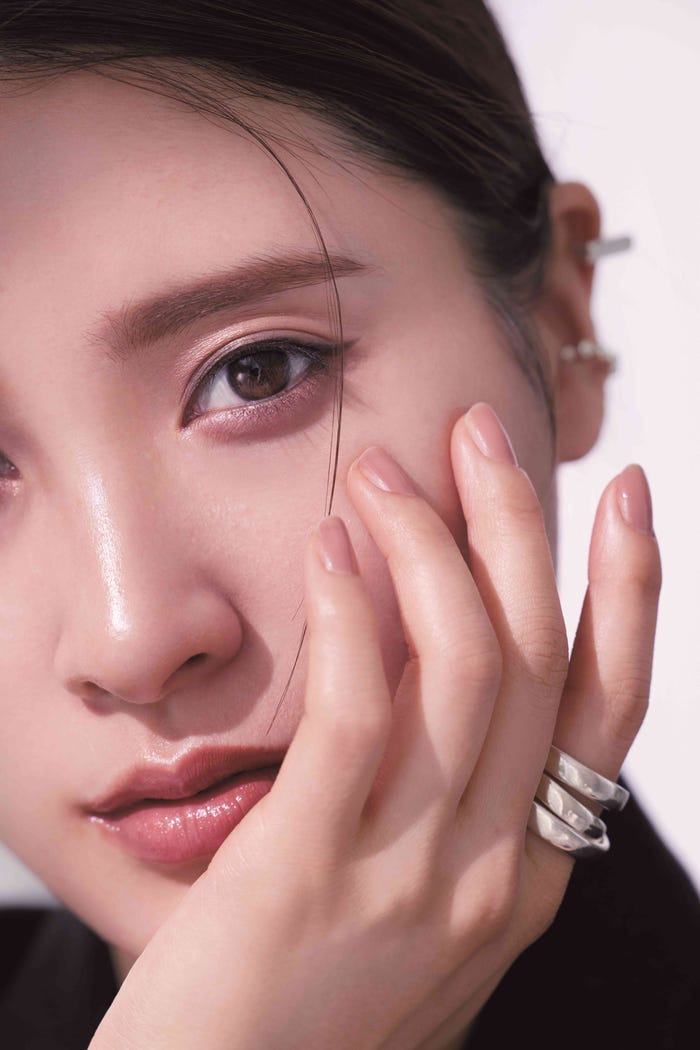 土屋太鳳/シャープな印象の“河北メイク”/撮影:吉田崇(画像提供:小学館)