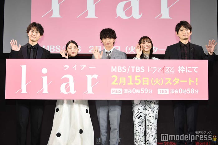 (左から)太田基裕、川島海荷、佐藤大樹、見上愛、古川雄輝、熊坂出監督 (C)モデルプレス