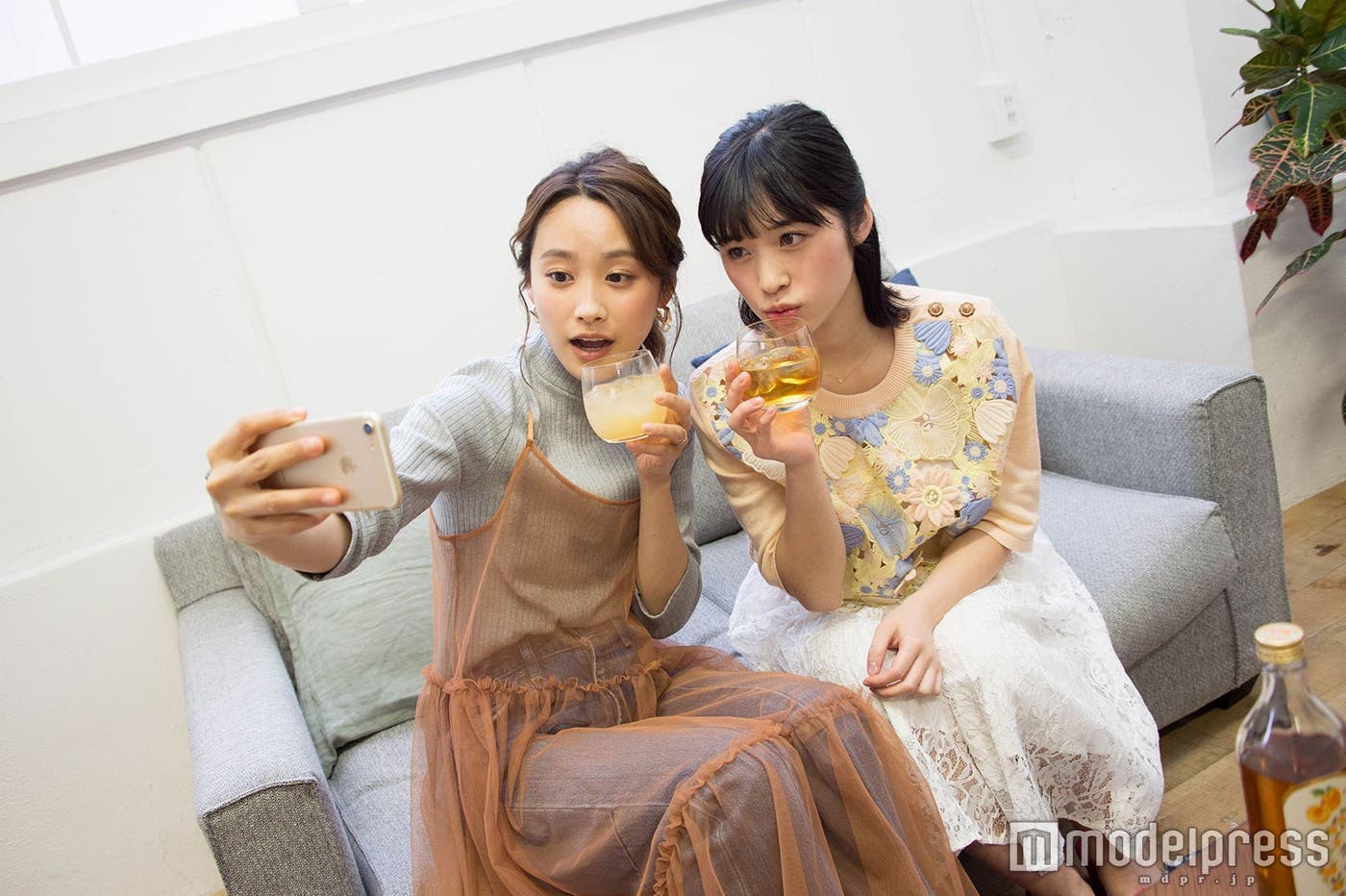 サシ飲み記念に2ショット自撮り(C)モデルプレス