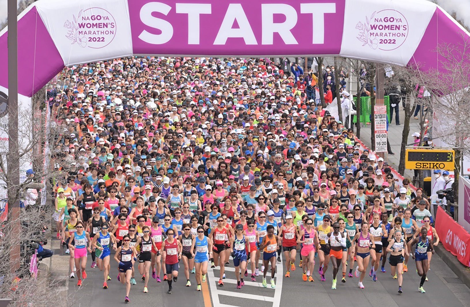 「名古屋ウィメンズマラソン2022」のスタートシーン（提供写真）