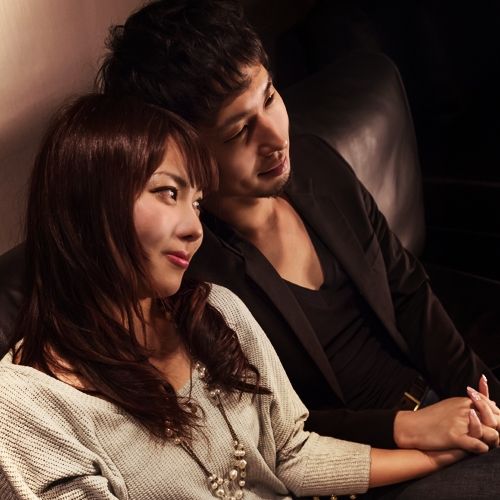 男性が 運命を感じた女性 に取る行動 ミラーリング 興味がない話題にも無理やり合わせる モデルプレス