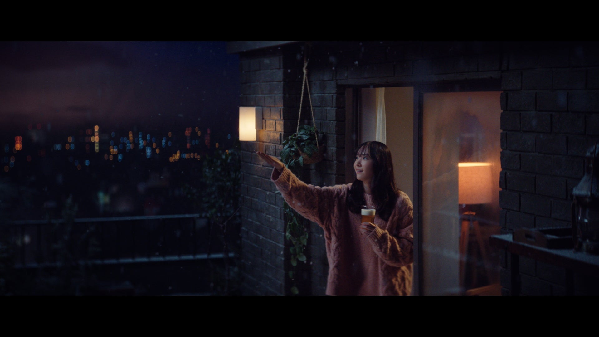 新垣結衣新CM「2022年もおつかれ生です」篇より（提供写真）