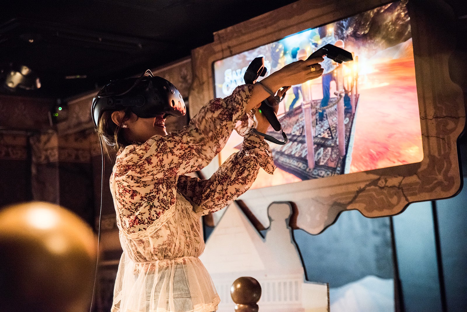 VRゲームを楽しむ前田希美（写真提供：MBS）