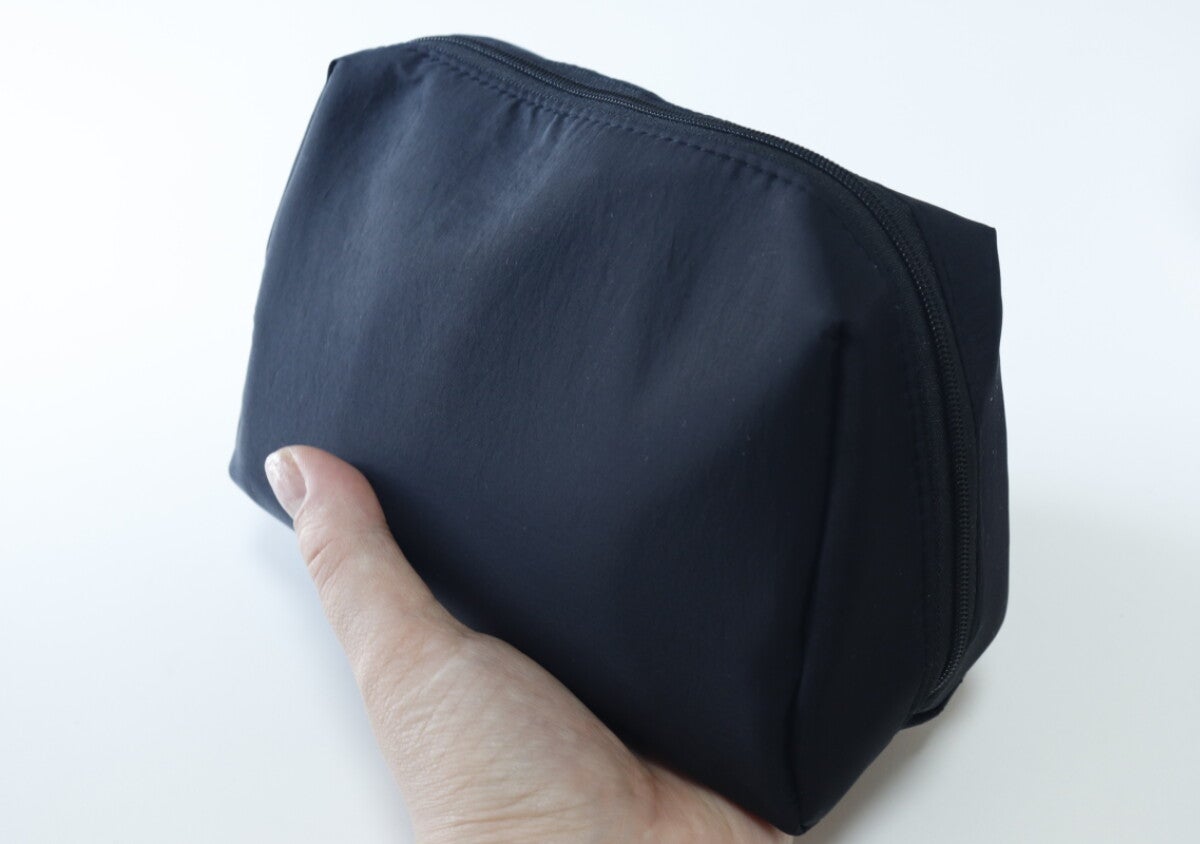 100均で大当たりなポーチを発見！「見た目以上に収納力が高い！」「ガバッと開くのが良い！」