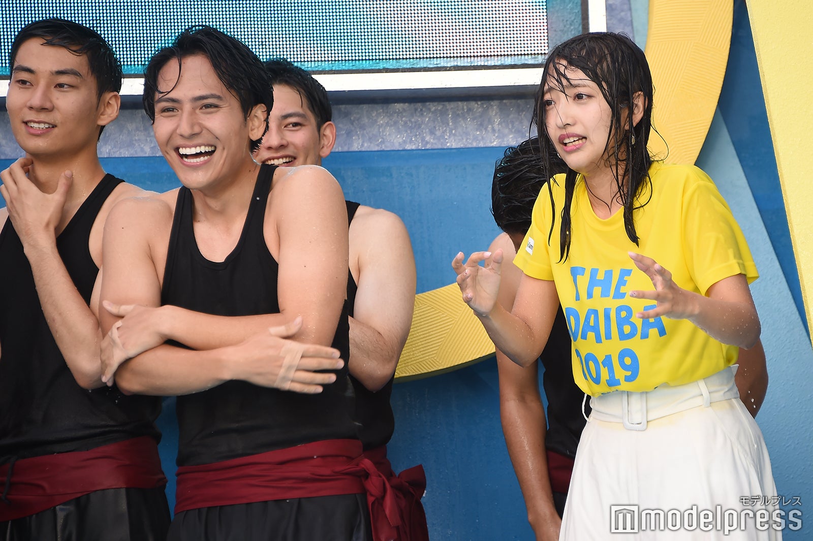 ドッキリで水を浴びるアナウンサー陣（C）モデルプレス