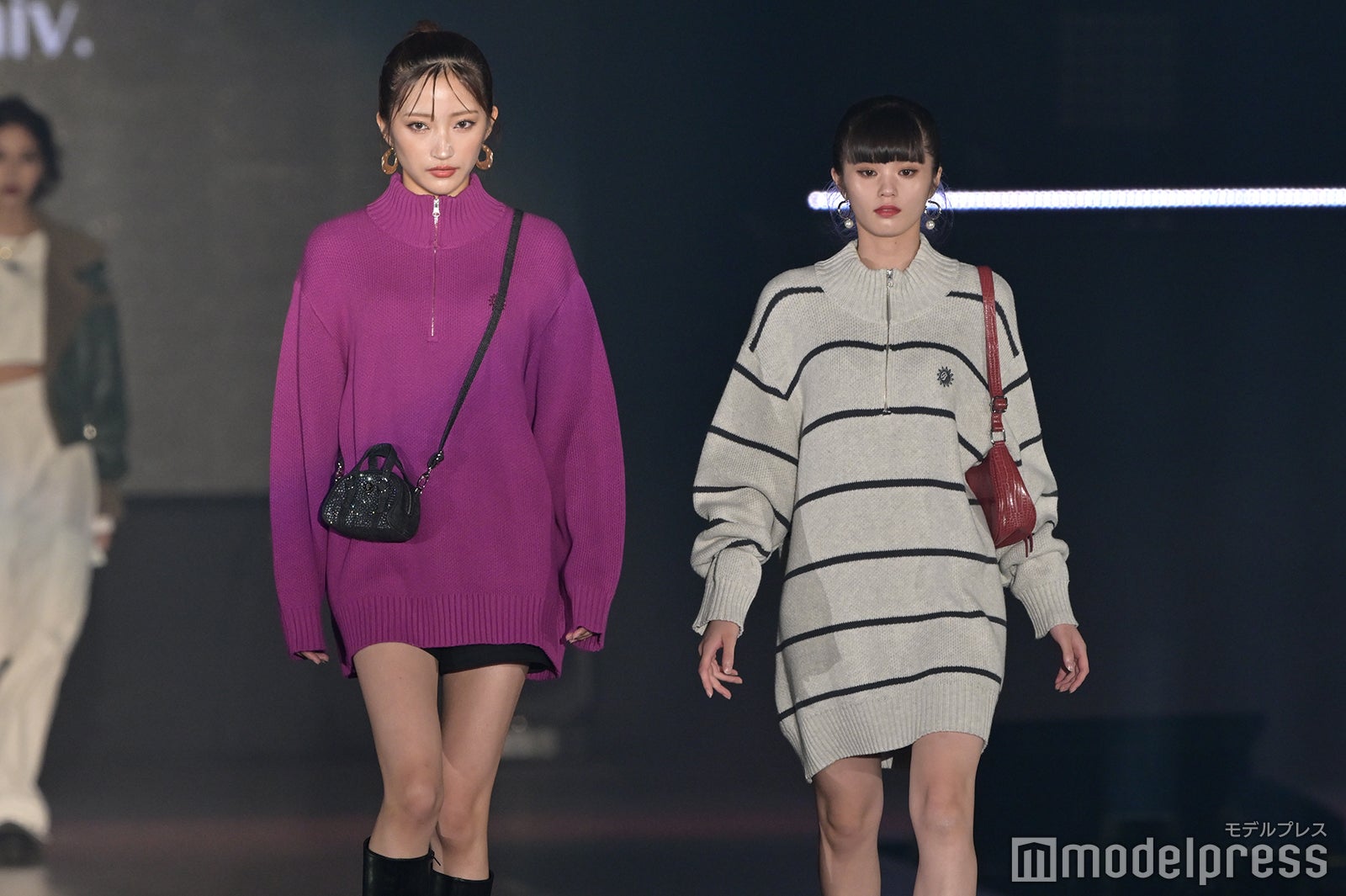 Girls2原田都愛＆小川桜花、美脚に釘付け お揃い三つ編みヘアで