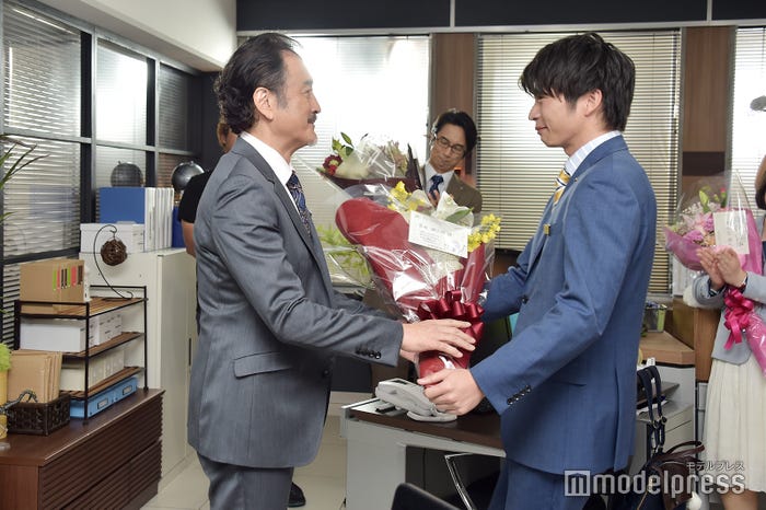 吉田鋼太郎に花束を手渡す田中圭。(C)モデルプレス