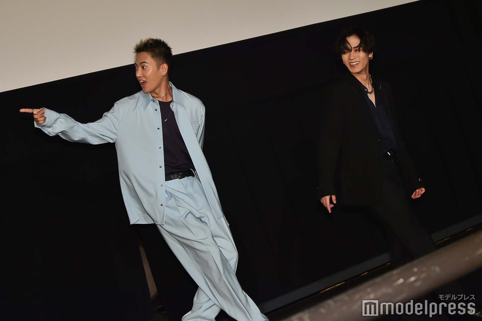 降壇時もうえきやサトシに絡む三山凌輝、川村壱馬 （C）モデルプレス