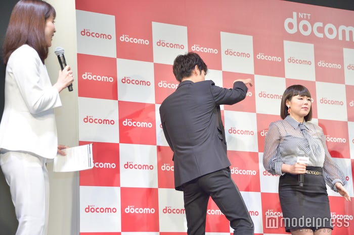 3D撮影の特殊な動きを見せる綾野剛とブルゾンちえみをそっと見守るMC(C)モデルプレス