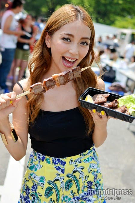 「アメリカンビーフステーキ串」を豪快に食べよう!/モデル:細井宏美