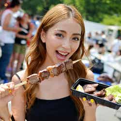 「アメリカンビーフステーキ串」を豪快に食べよう！／モデル：細井宏美