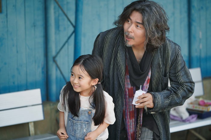 泉谷星奈、小澤征悦(C)2026藤まる/双葉社・「時給三〇〇円の死神」製作委員会