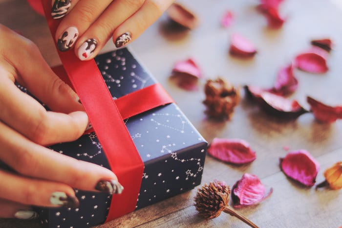 珍しいものをプレゼントしてインパクトを残そう!/photo by GIRLY DROP