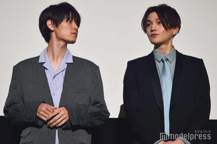 八木勇征を見つめる萩原利久 (C)モデルプレス
