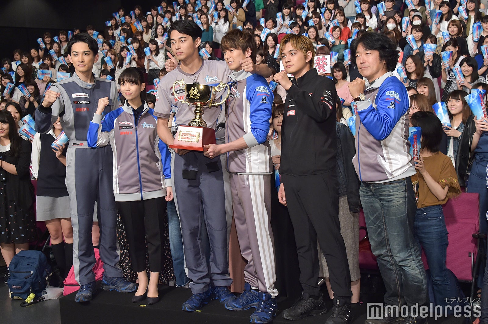 （左から）町田啓太、森川葵、東出昌大、新田真剣佑、北村匠海、羽住英一郎監督（C）モデルプレス