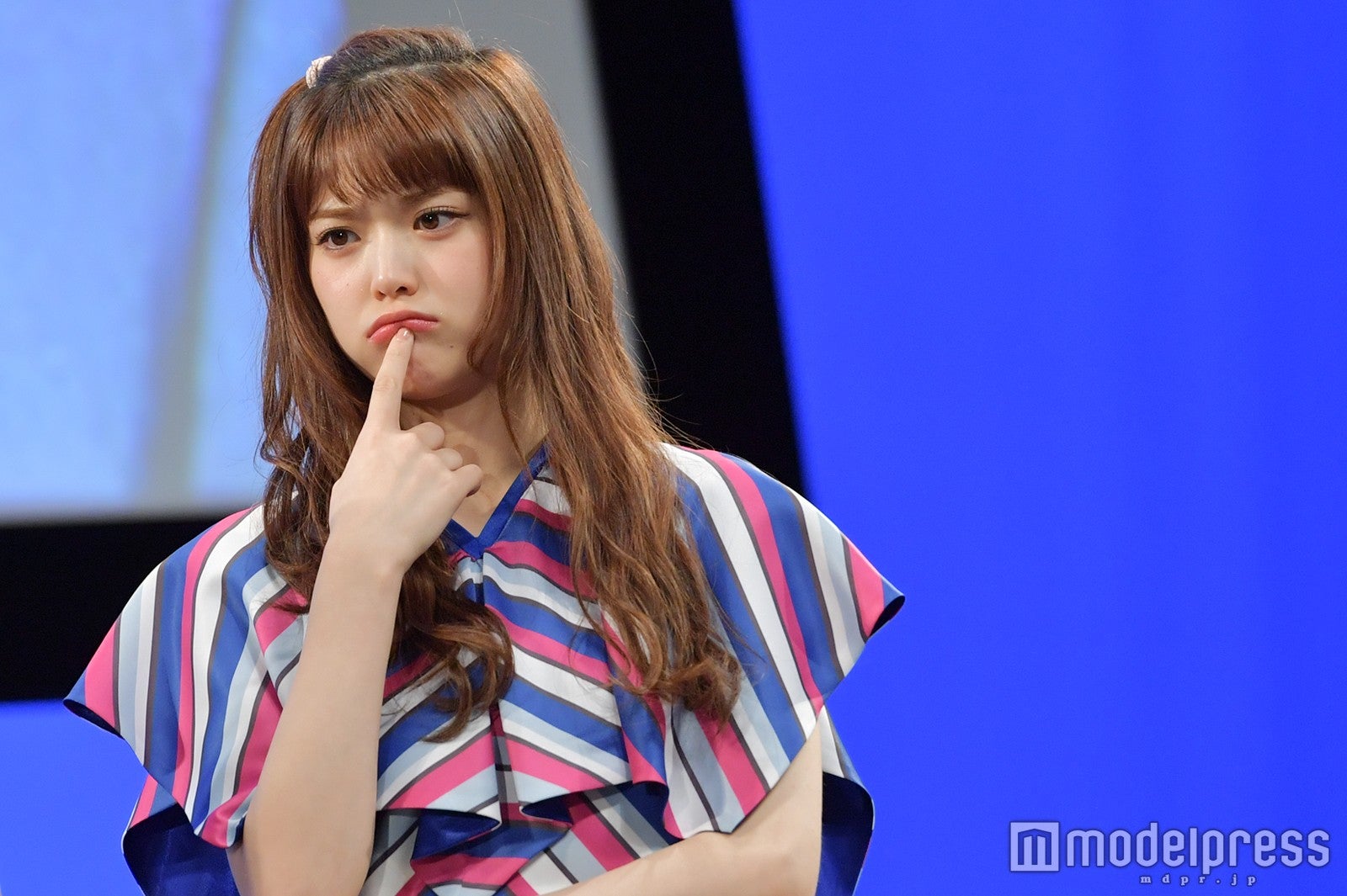 クイズの答えを考える松村沙友理（C）モデルプレス
