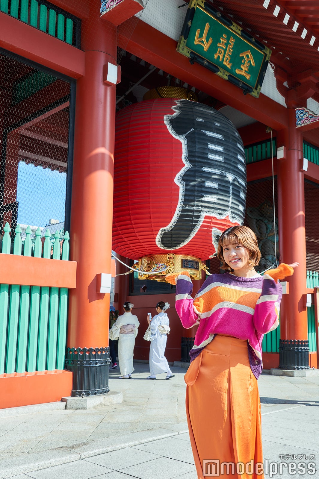 まずは雷門で記念撮影（C）モデルプレス