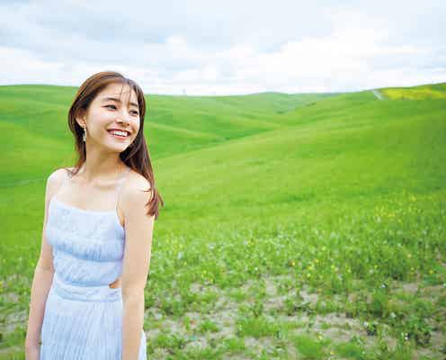 新木優子、2nd写真集「honey」発売前重版を発表 白ワンピで美デコルテあらわ