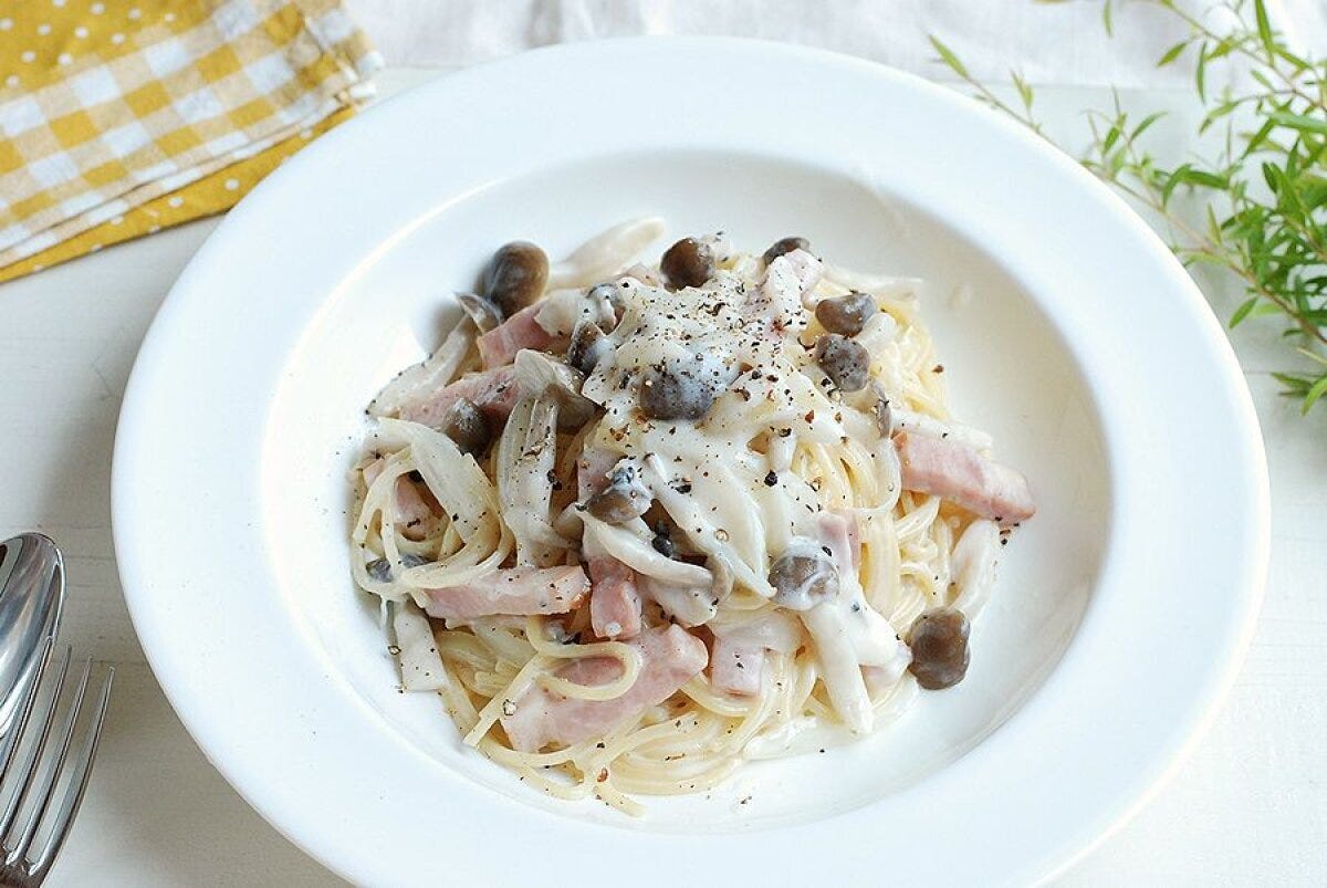 白い深皿に盛られた濃厚きのこクリームパスタ。黒胡椒がたっぷりかかっている。 白い深皿に盛られた濃厚きのこクリームパスタ。黒胡椒がたっぷりかかっている。