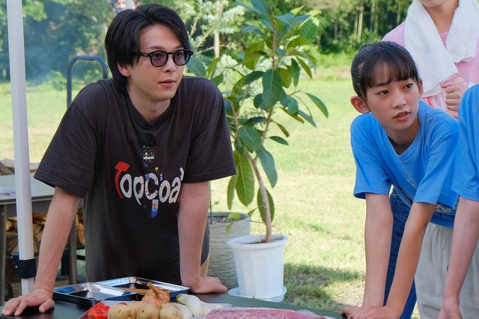 (左から)中村倫也、近藤華 (C)TopCoat