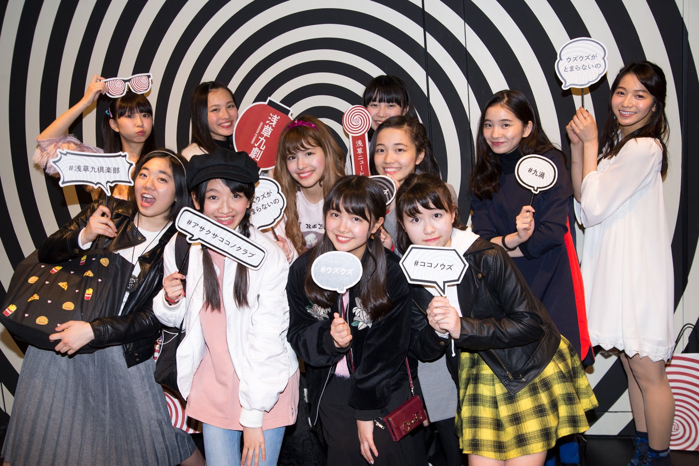 一列目右から鎌田彩樺、寺本莉緒、奥田こころ、大森つばさ／二列目右から百音、アンジェリカ／三列目右から傳谷英里香、福地桃子、佐々木七海、北村優衣、大矢梨華子 （提供写真）