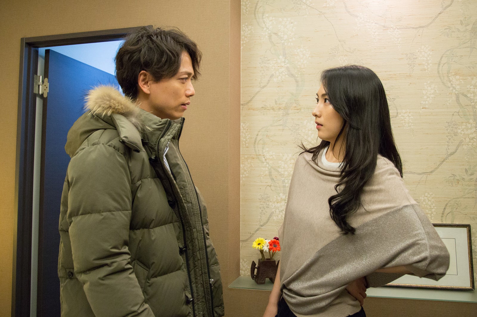 オトナの土ドラ「オーファン・ブラック～七つの遺伝子～」＃3（右から）青山沙羅役（知英）、岩城槙雄役（山崎育三郎）／画像提供：東海テレビ