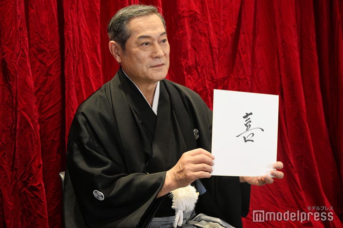 今年の漢字「喜」を掲げた後、記者が言わずともフォトセッションタイムをくれた松平健(C)モデルプレス