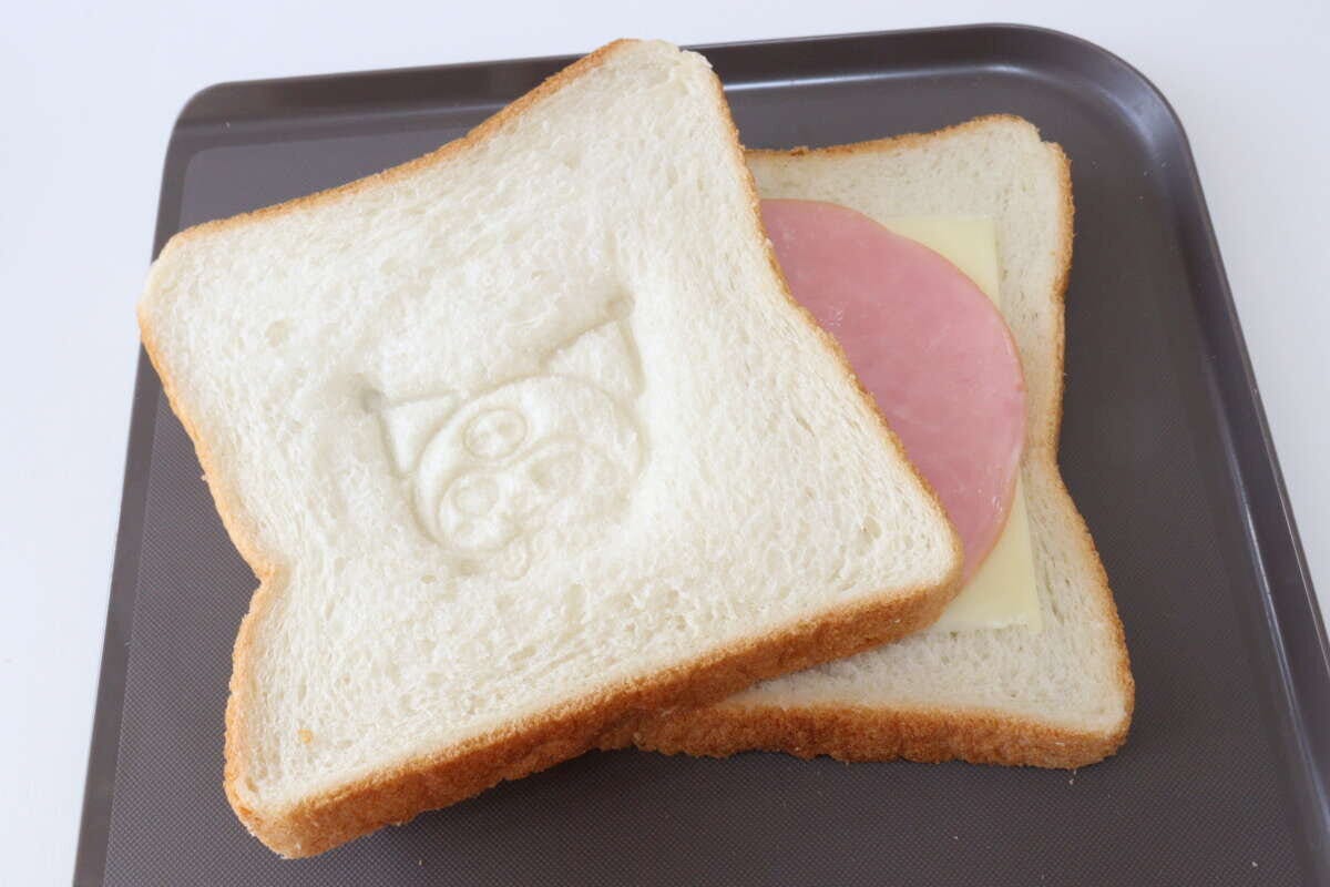 スタンプ付きサンドイッチメーカーKU　具材を入れる