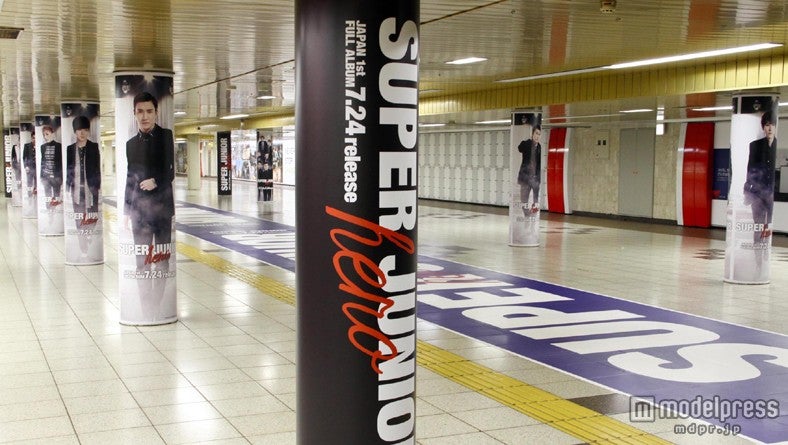 メンバーの等身大以上の柱巻き広告も